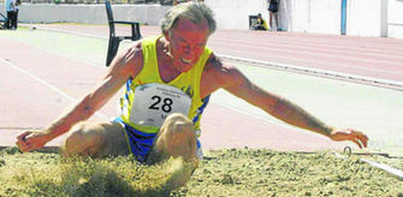 Jorge Páez aterriza tras un salto reciente.