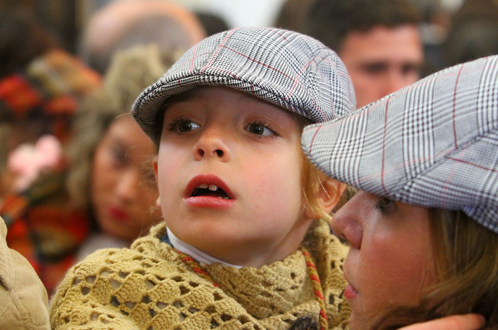 El Rocío celebra La Candelaria con la presentación de los niños a la Virgen, en imágenes