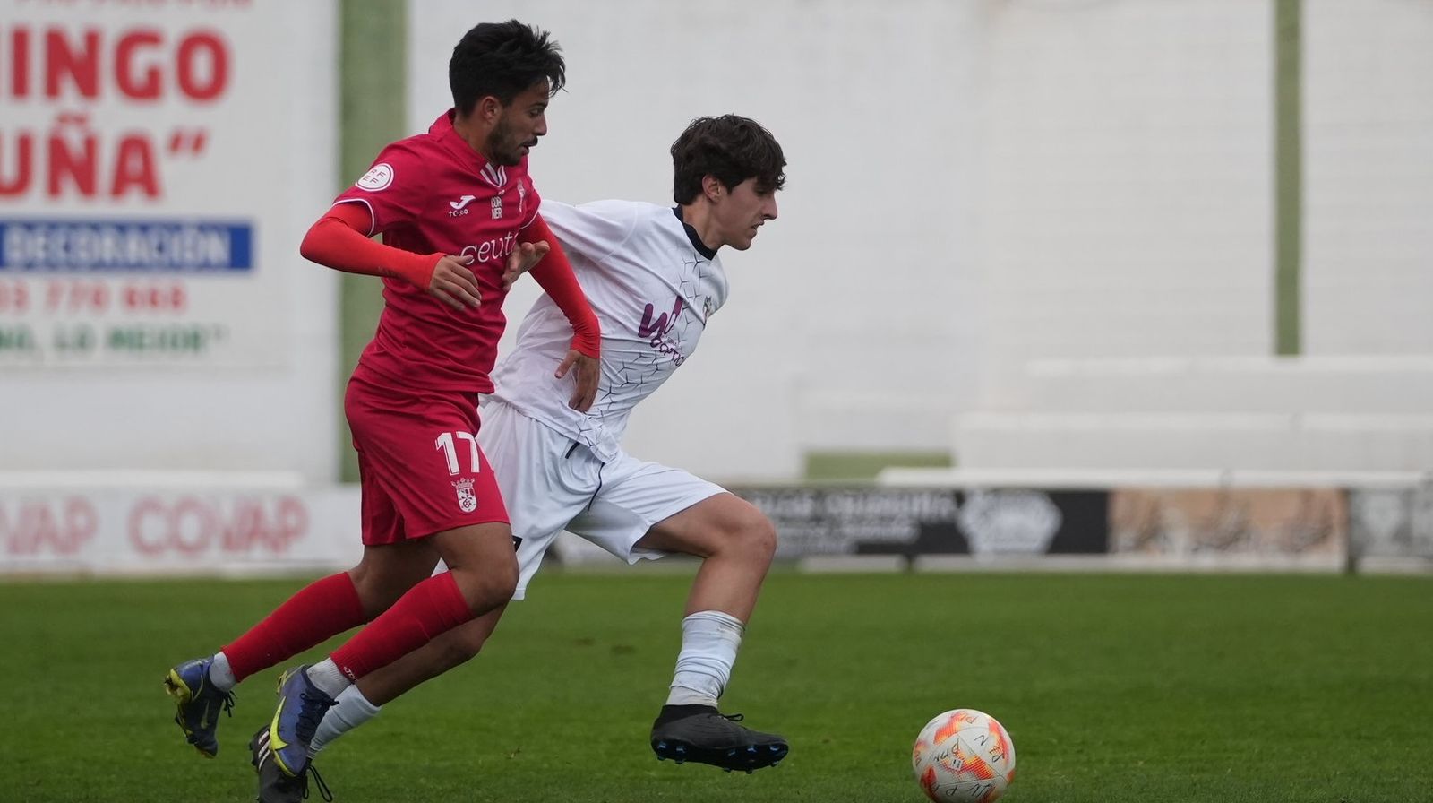 Migue Sánchez es presionado por Eloy.