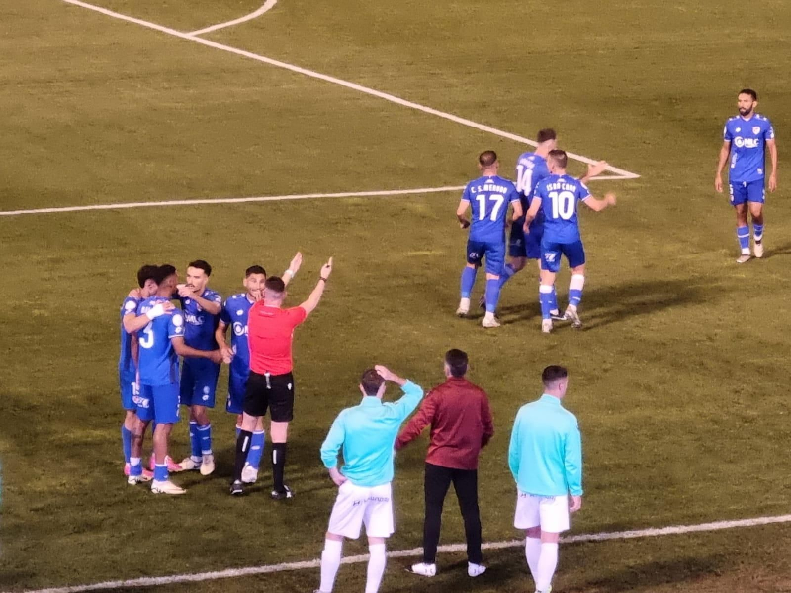 Los jugadores azulillos celebran el tanto de Manny.