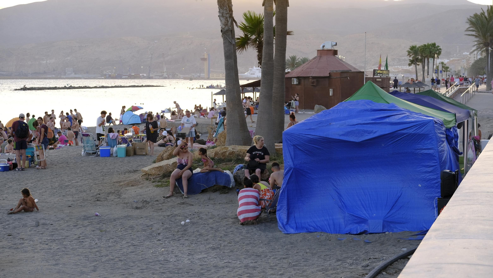 Imágenes de las hogueras de la Noche de San Juan en Almería capital