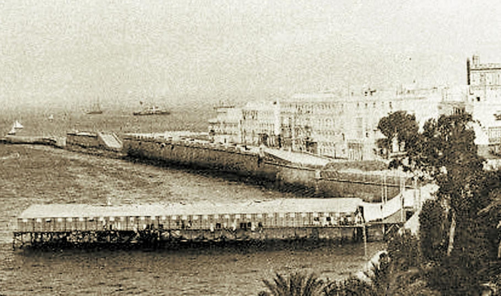 1868 hace 150 añosNuevos baños de mar en la Alameda Apodaca