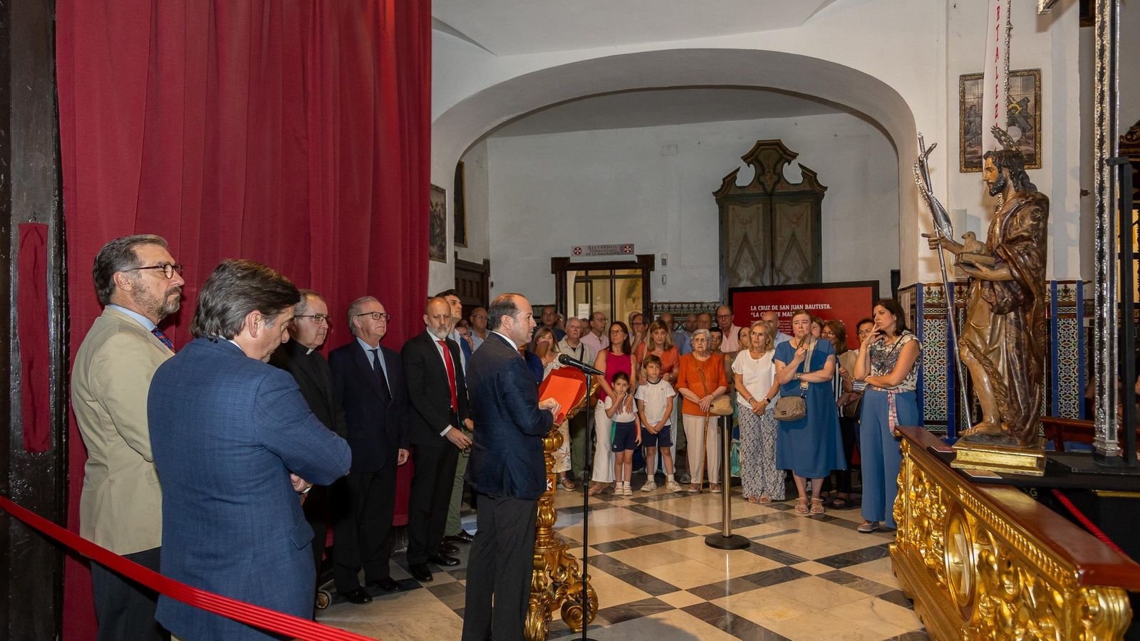 Aníbal Tovaruela, hermano mayor, se dirige a los presentes durante la inauguración