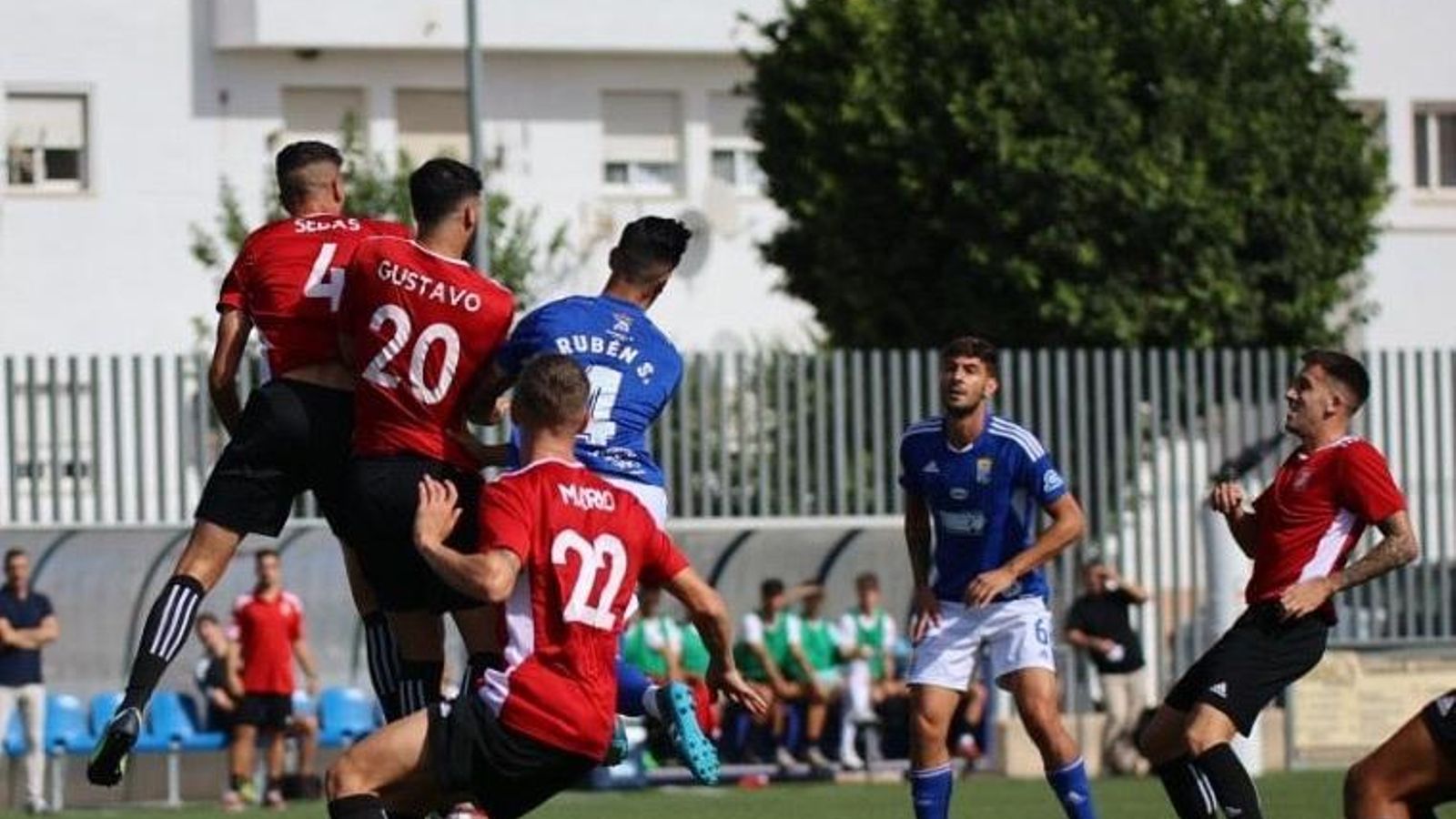 Rubén salta con los centrales del Gerena.