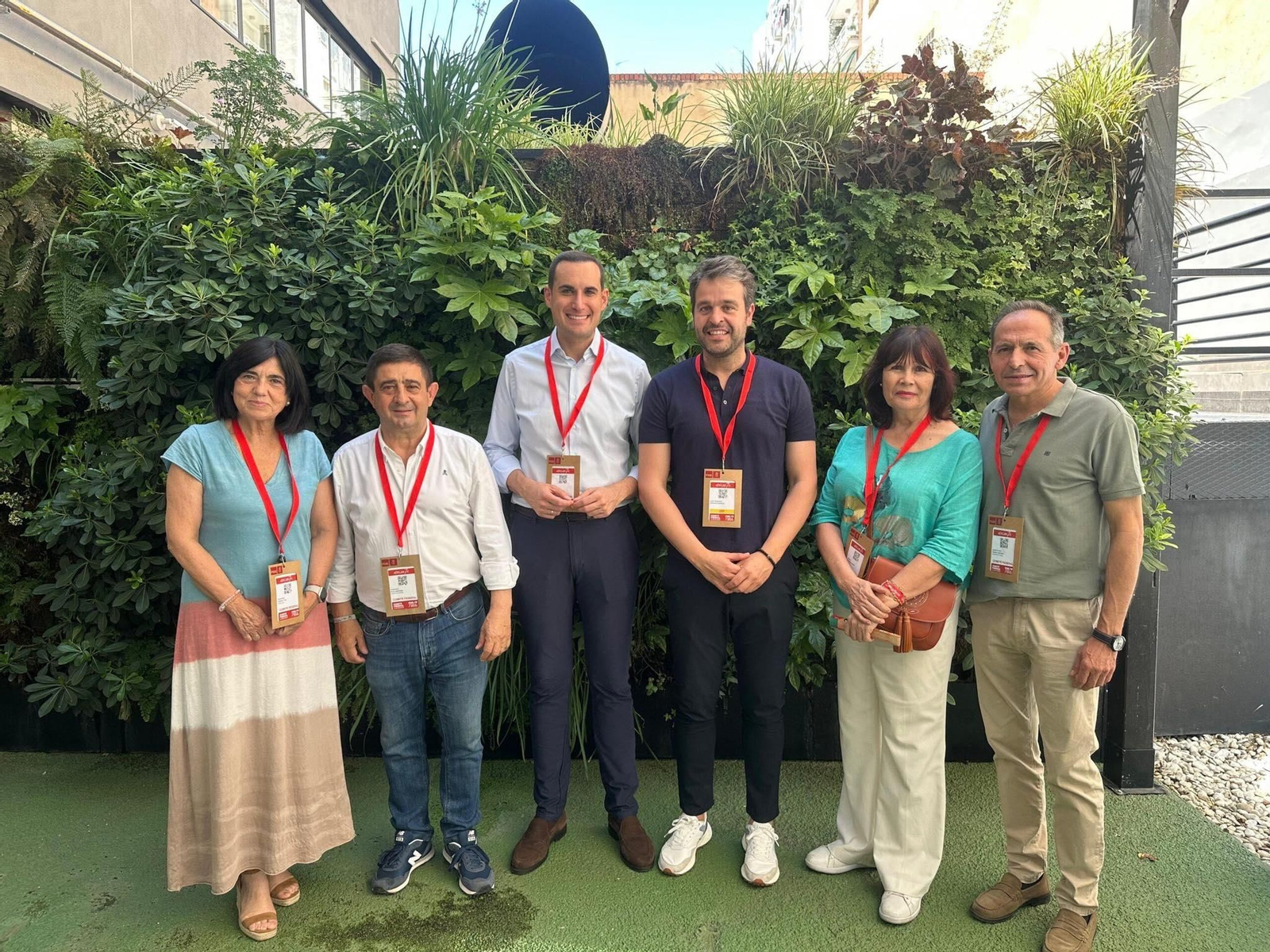Juanfra Serrano, junto a representantes socialistas jiennenses. Juanfra Serrano, junto a representantes socialistas jiennenses.