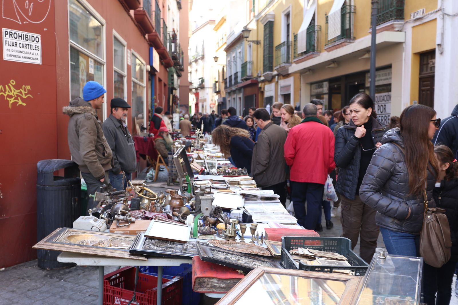 Un puesto del Jueves, en la calle Feria, vínculo de tres autores que preparan nuevas obras.