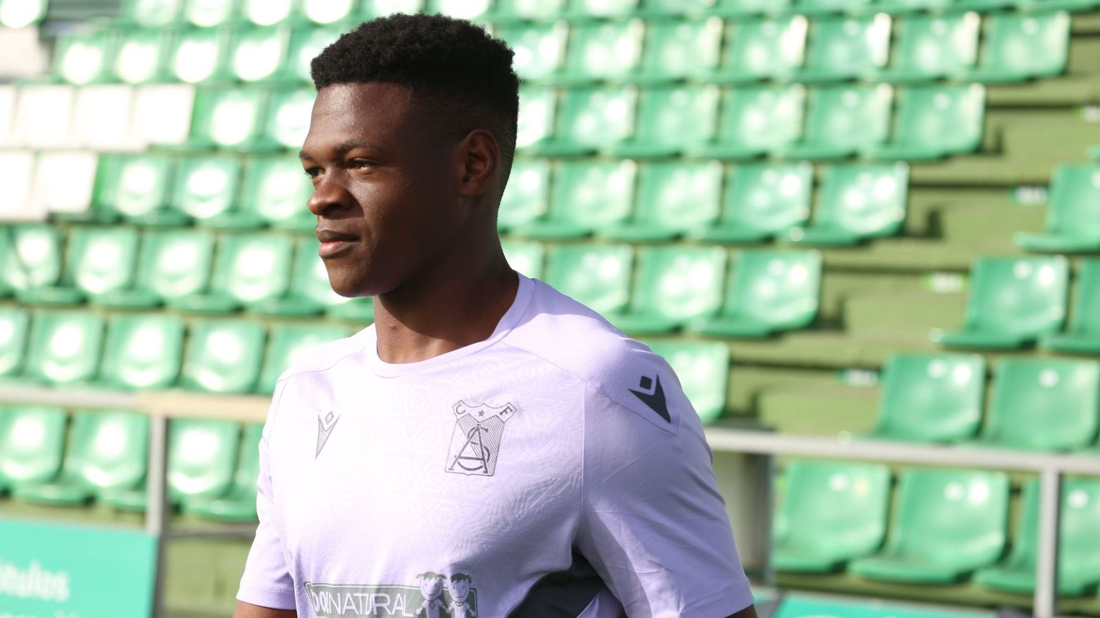 Ntji Tounkara, jugador propiedad del Córdoba CF, en un entrenamiento con el Atlético Sanluqueño.