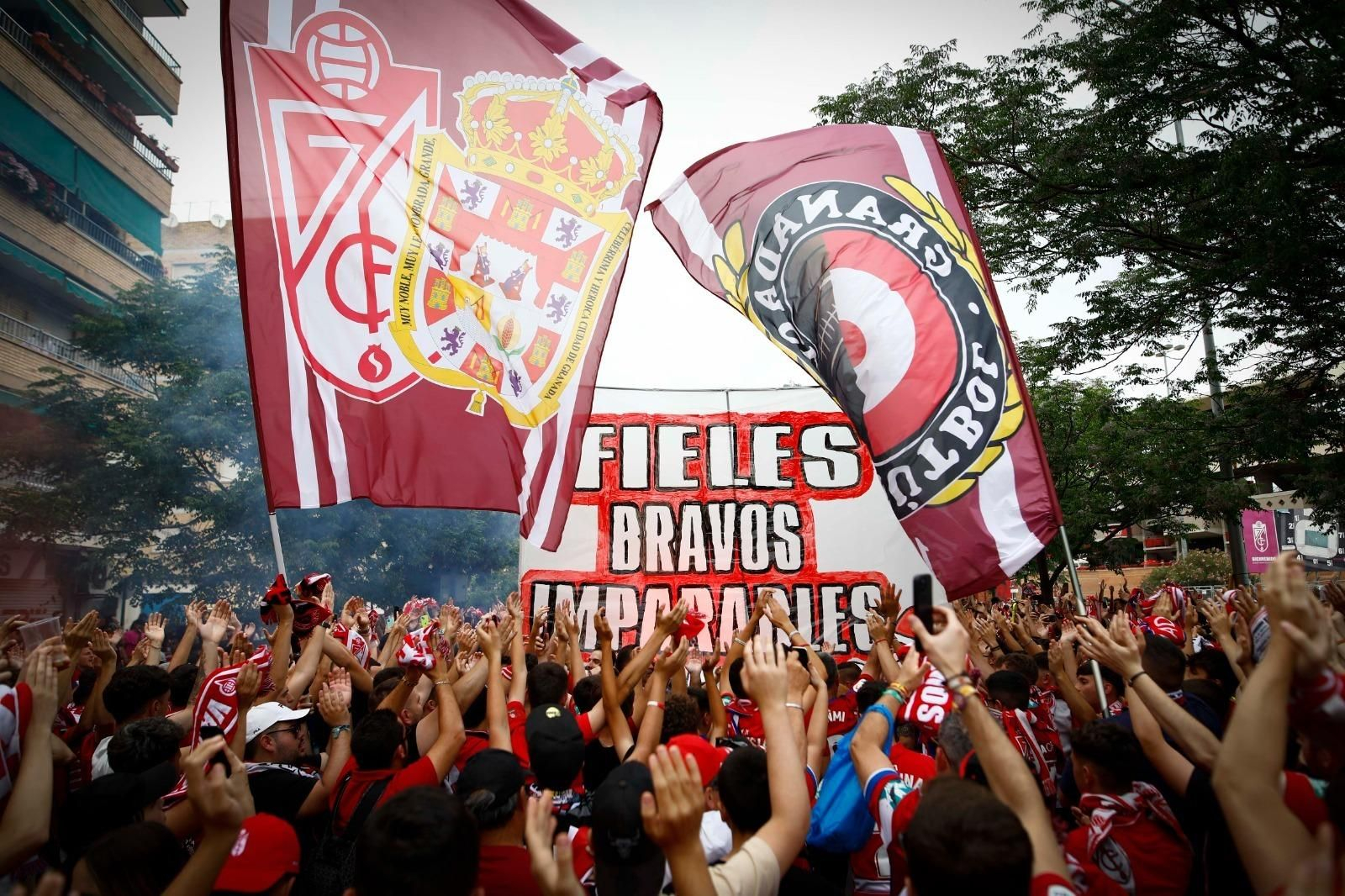 En imágenes: Así ha sido el recibimiento al autobús del Granada