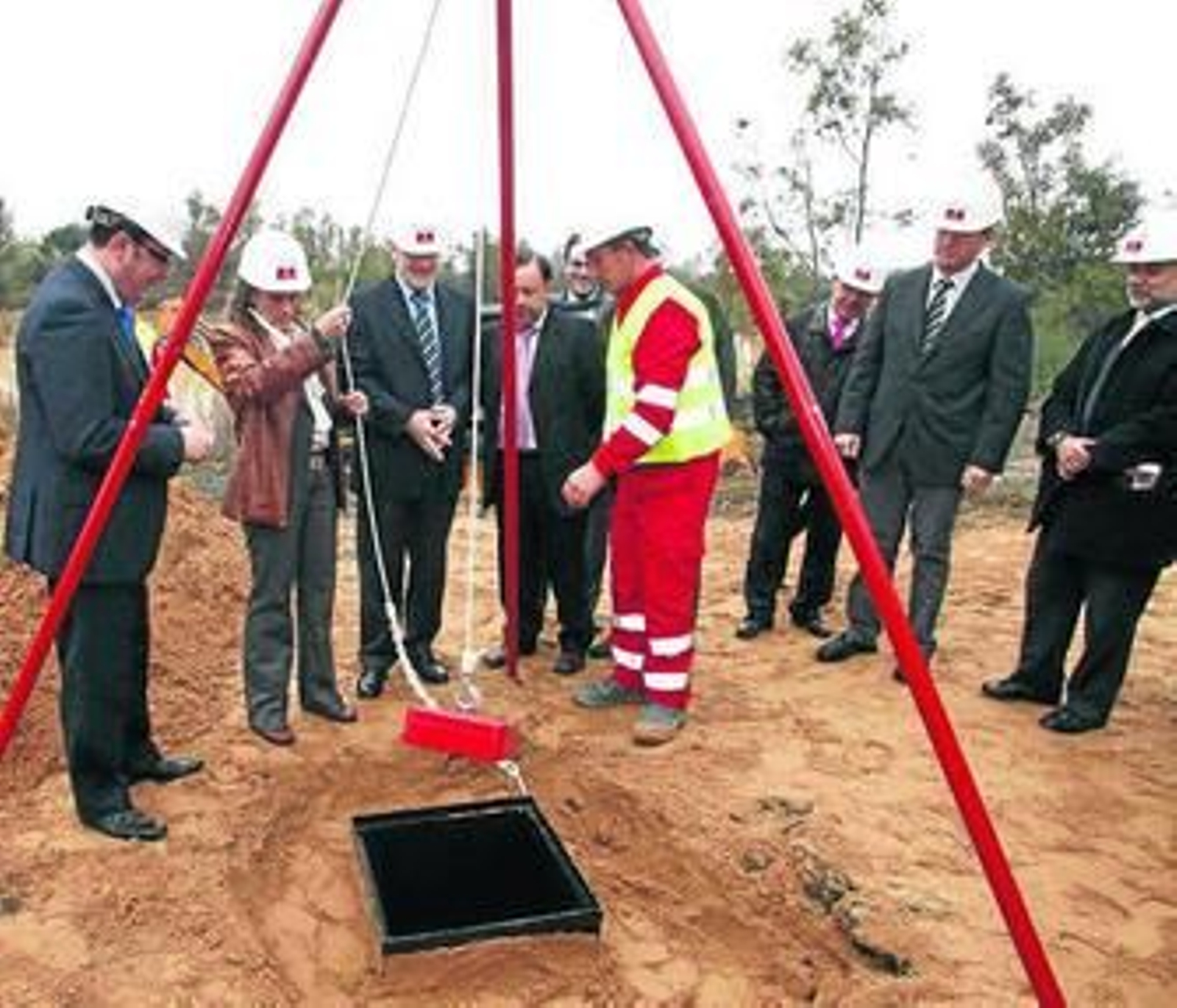 La Consejera, Cinta Castillo, colocó ayer la primera piedra de la nueva planta.