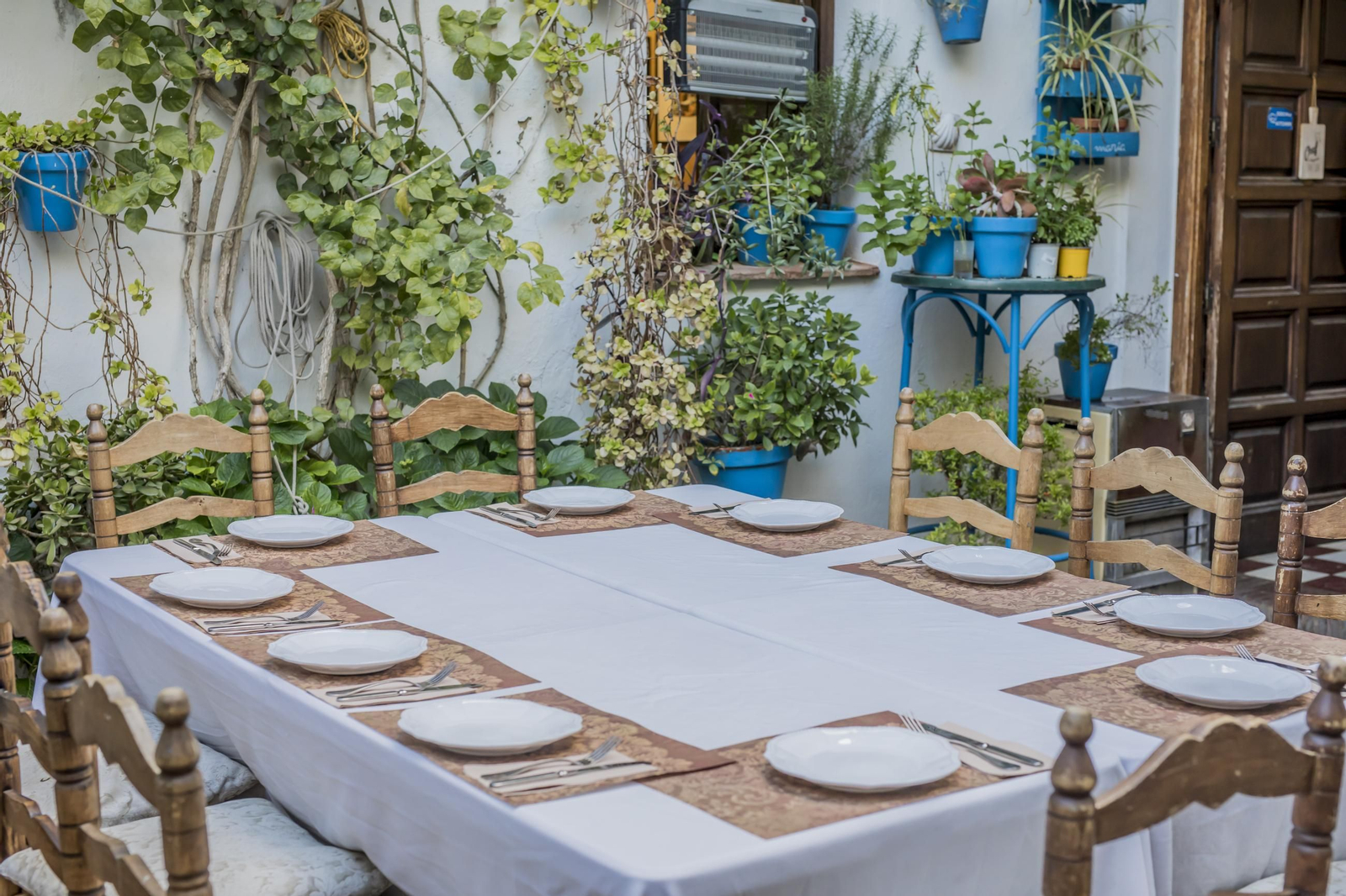 El patio de Córdoba donde es primavera todo el año, tiene galería de arte propia y se come de lujo El patio de Córdoba donde es primavera todo el año, tiene galería de arte propia y se come de lujo