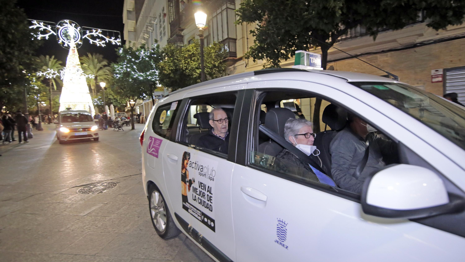 Los ancianos de Jerez de paseo en taxis para ver el alumbrado navideño