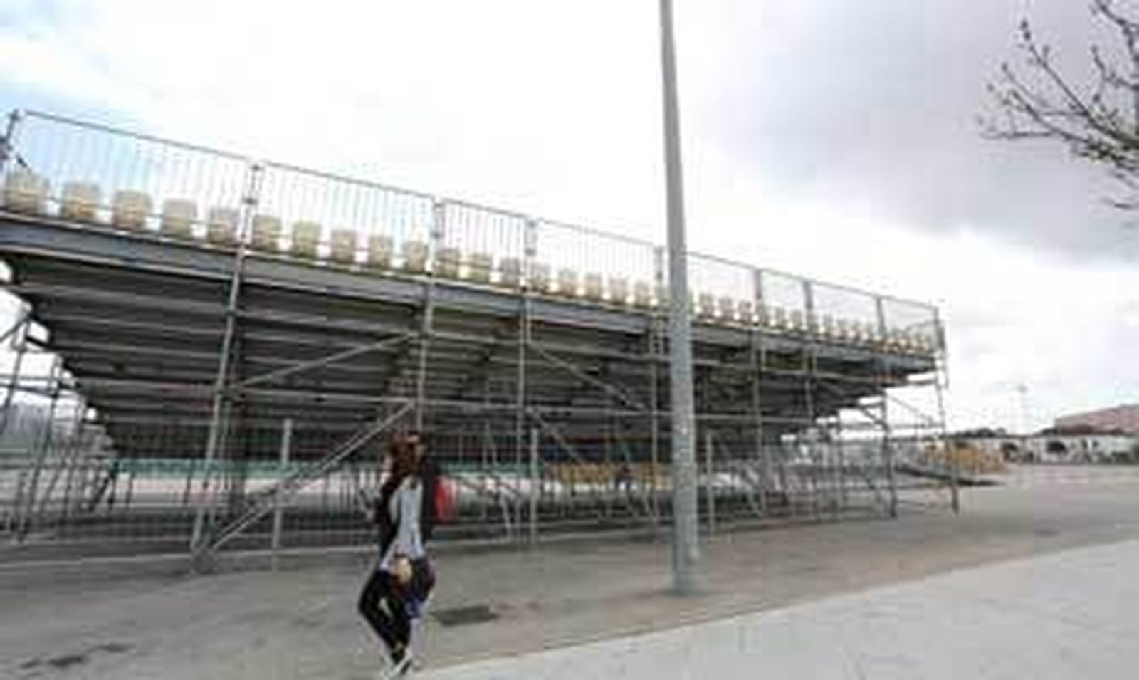 El perímetro del circuito urbano ya ha sido vallado y dentro se ha levantado la grada con capacidad para medio millar de espectadores, mientras se trabaja en la construcción de la pista con los elementos de seguridad obligatorios en el perímetro. /Pascual