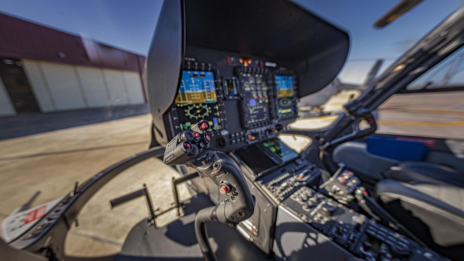 Interior de un Airbus H-135 de la Armada.