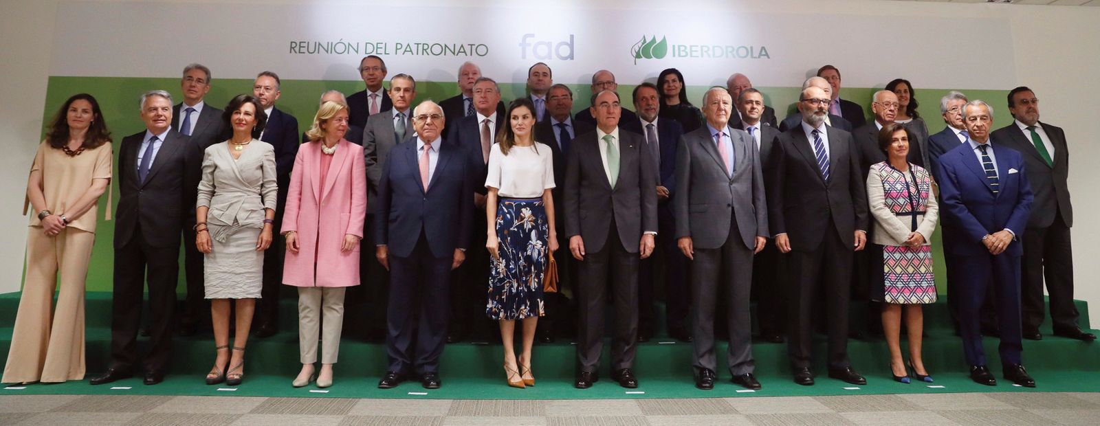 De izquierda a derecha, en primera fila: Nathalie Picquot, directora general de Twitter España; Ignacio Garralda, presidente de Mutua Madrileña; Ana Botín, presidenta de Banco Santander; Catalina Luca de Tena, presidenta de 'Abc'; Ignacio Bayón, presidente de la FAD; la Reina Letizia; Ignacio Sánchez Galán, presidente de Iberdrola; Ignacio Calderón, vicepresidente de la FAD; Fernando Abril-Martorell, presidente de Indra; Ángeles Santamaría, CEO de Iberdrola; y Francisco de Bergia, adjunto a la Presidencia de Telefónica. Segunda fila: Antonio Fernández-Galiano, presidente de Unidad Editorial; José Joly, presidente de Grupo Joly; Alfredo Lafita; Asís Martín de Cabiedes, presidente de Europa Press; José Antonio Sánchez, presidente de RTVE; Alejandro Echevarría, presidente de Mediaset; José Creuheras, presidente de Planeta; Fernando Giménez, presidente de la Cope; Santiago de Ybarra, presidente de honor de Vocento; Fernando de Asúa; Enrique Cerezo, presidente de Egeda; y Miguel Carballeda, presidente de la ONCE. Tercera fila: José Antonio Vera, presidente de Efe; Antonio Miguel Méndez, presidente de Promecal; Rafael Rilo, director de The Boston Consulting Group; Rafael Cerezo; Teresa Azcona, directora general de la Radiotelevisión de Aragón; Rafael Aldama, secretario del Patronato de la FAD; Francisco Ruiz, director de Asuntos Públicos de Google para el Sur de Europa; y Beatriz Martín Padura, directora general de la FAD.