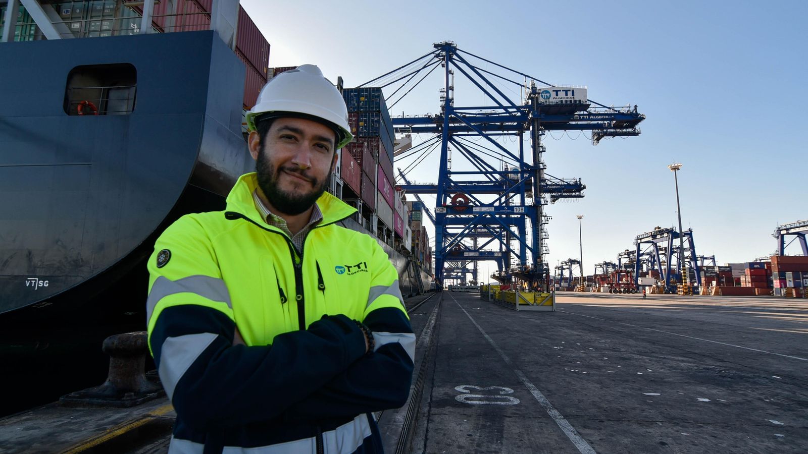 Diego García, director de Operaciones de TTI Algeciras, con la grúa 108 a sus espaldas. Diego García, director de Operaciones de TTI Algeciras, con la grúa 108 a sus espaldas.