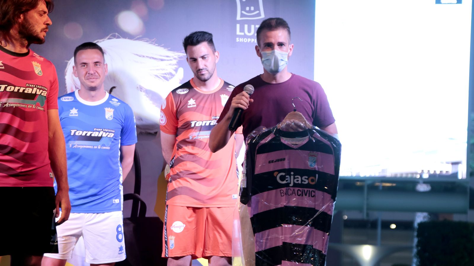 Imágenes de la presentación de las nuevas camisetas del Xerez CD en Luz Shopping