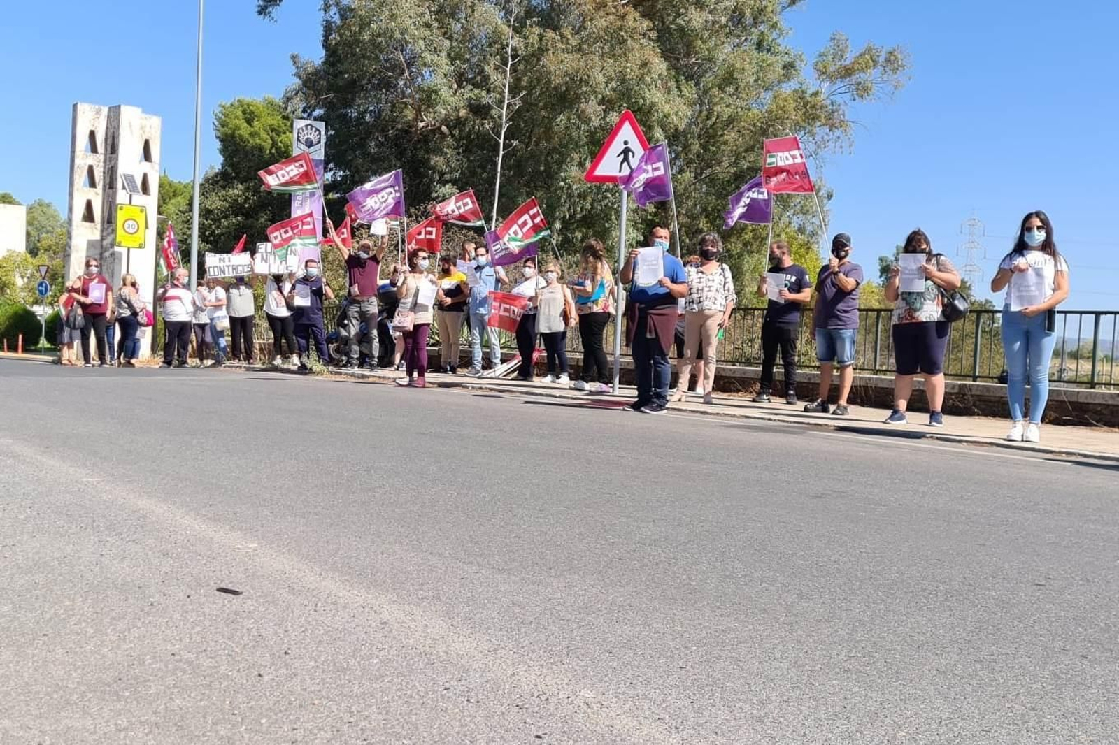Protesta de las trabajadoras afectadas y del sindicato a las puertas del campus. Protesta de las trabajadoras afectadas y del sindicato a las puertas del campus.