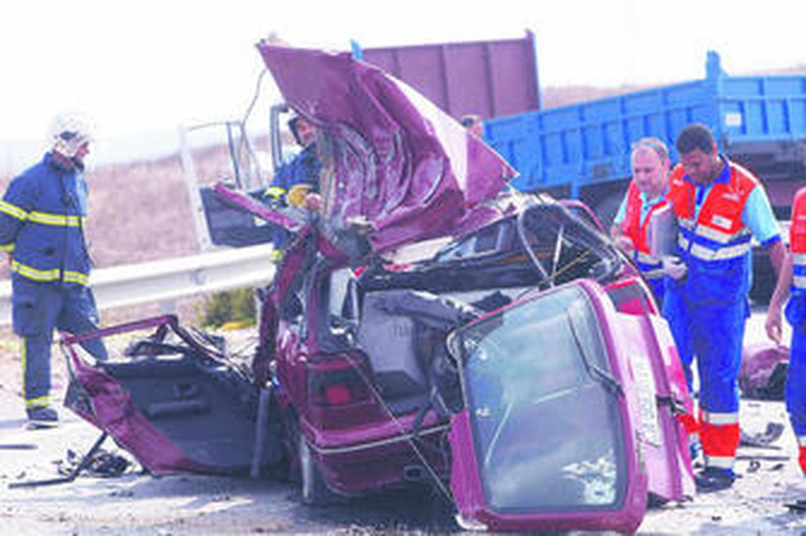 Estado en que quedó el turismo tras el brutal choque.