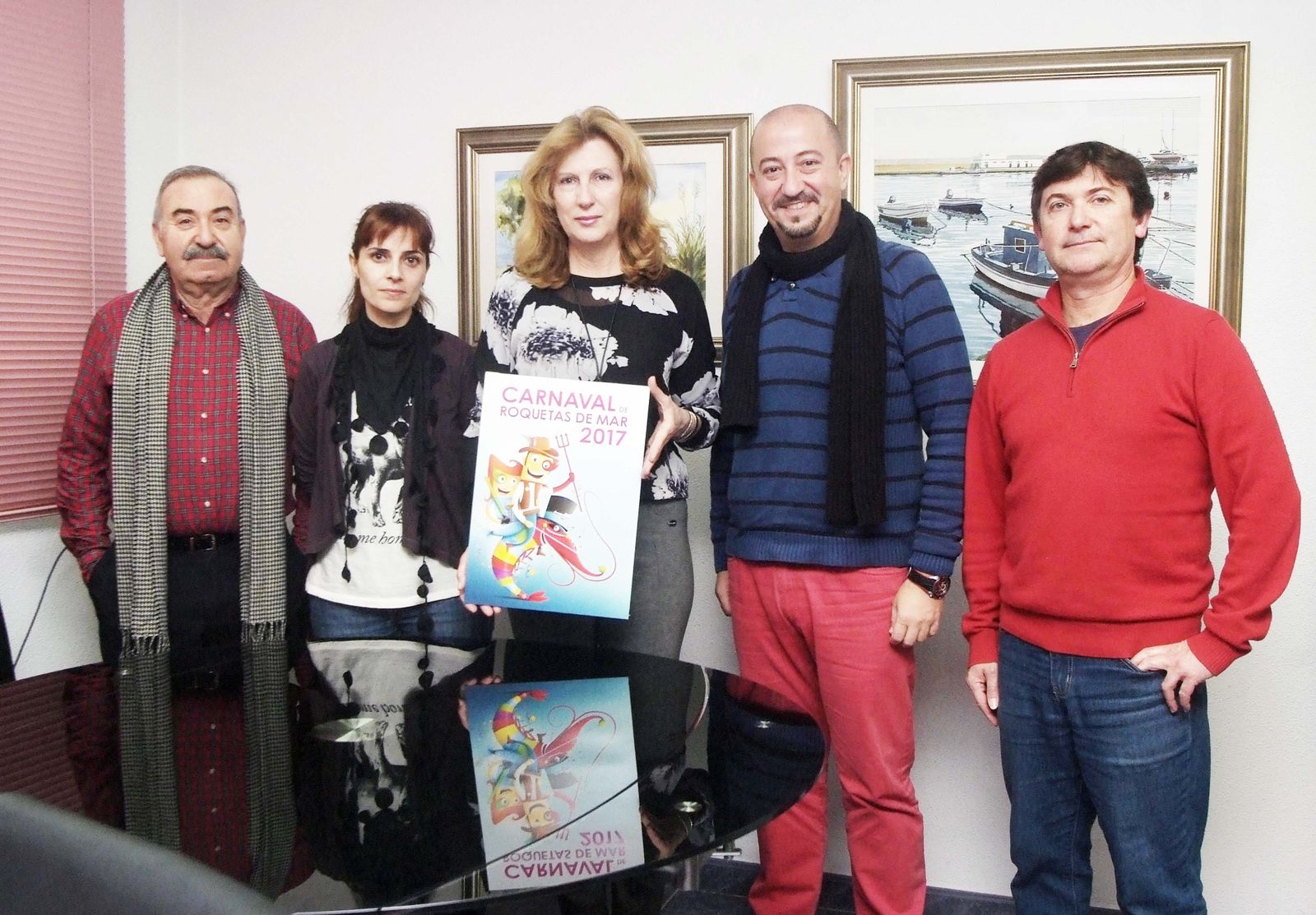 La concejala María Dolores Ortega con los miembros del jurado y el cartel ganador.