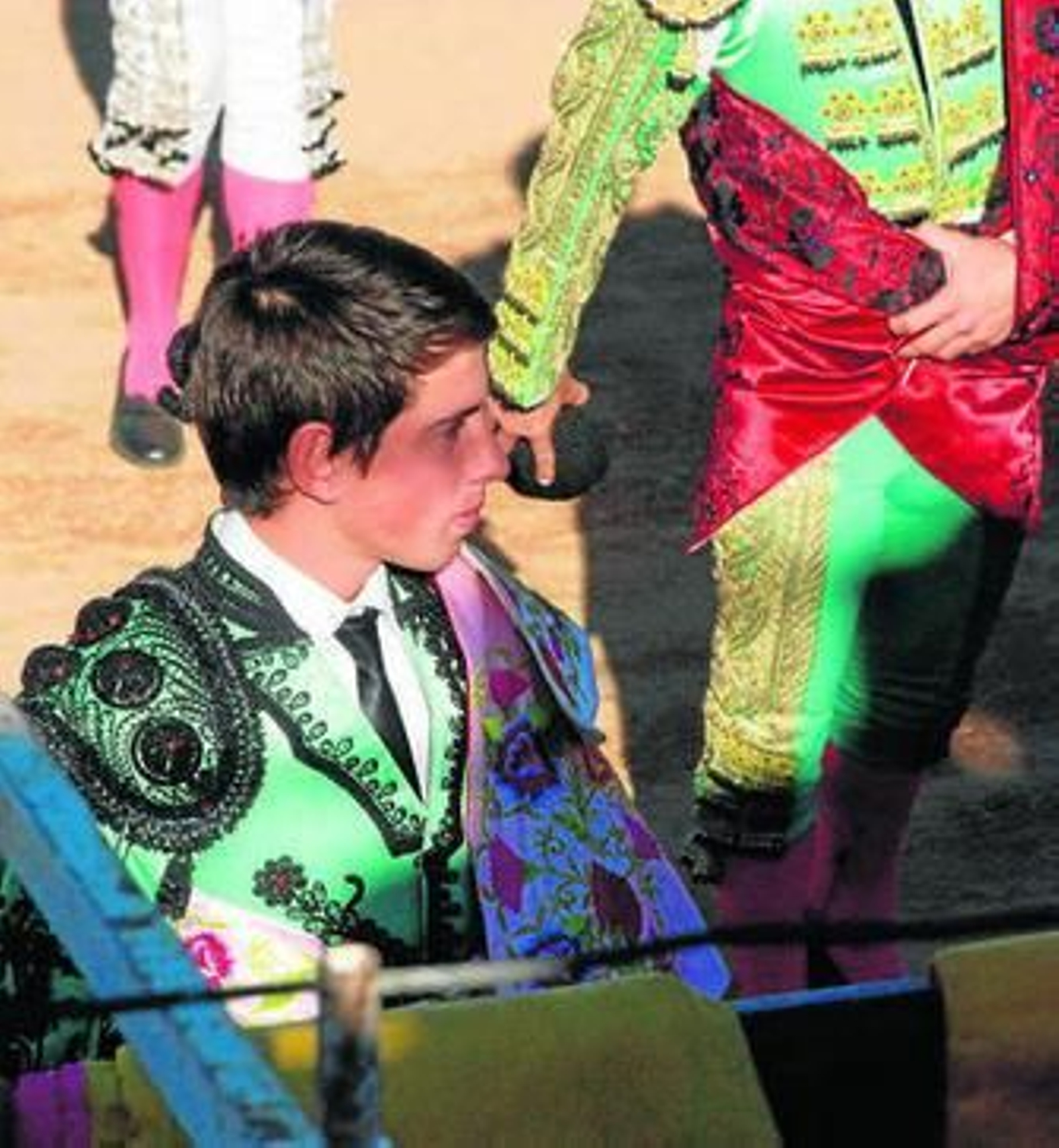 El novillero Alejandro Conquero, en un paseíllo.