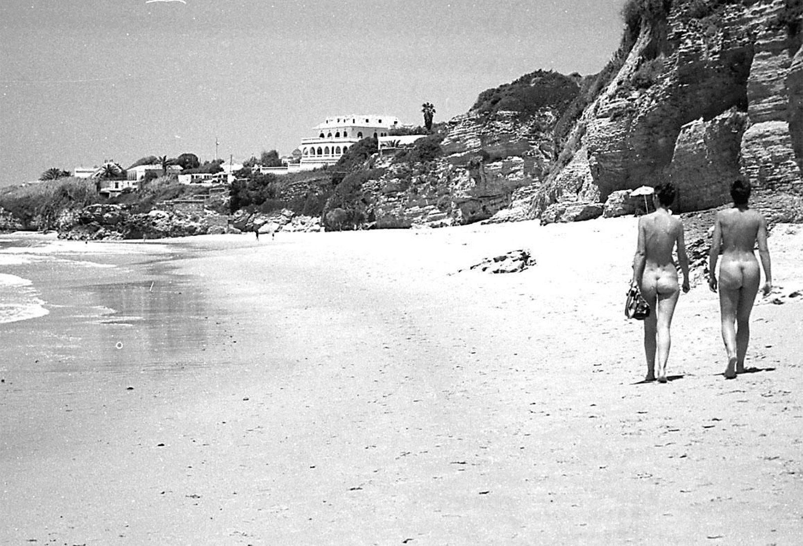 Nudistas en la playa de los Caños, en una imagen de 1996