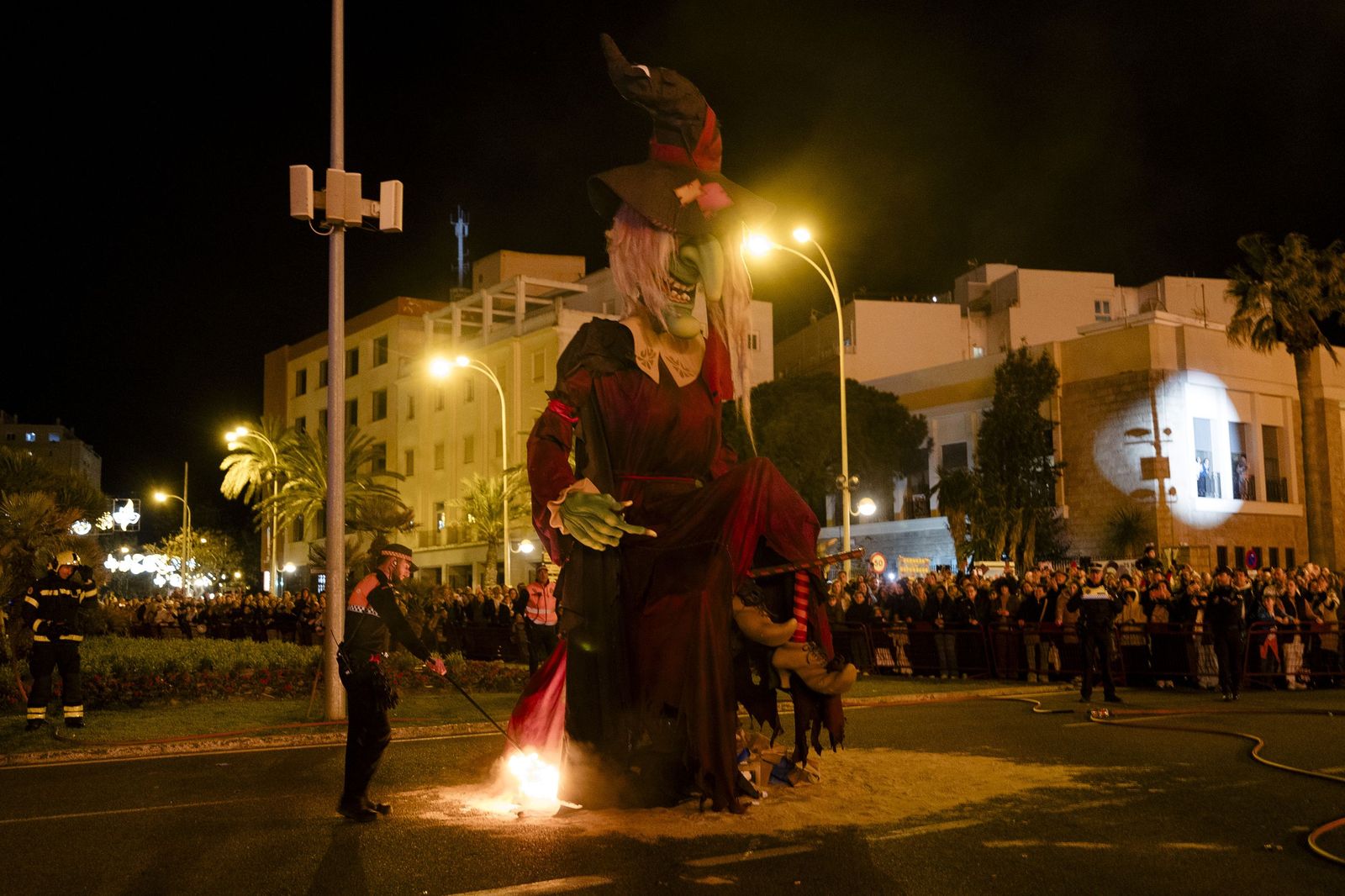 Las imágenes del espectáculo final del Carnaval de Cádiz 2026, con la quema de la Bruja Piti