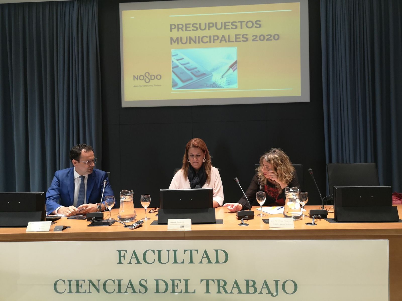 Sonia Gaya flanqueada por dos técnicos de Hacienda durante la presentación del presupuesto ante el CESS.