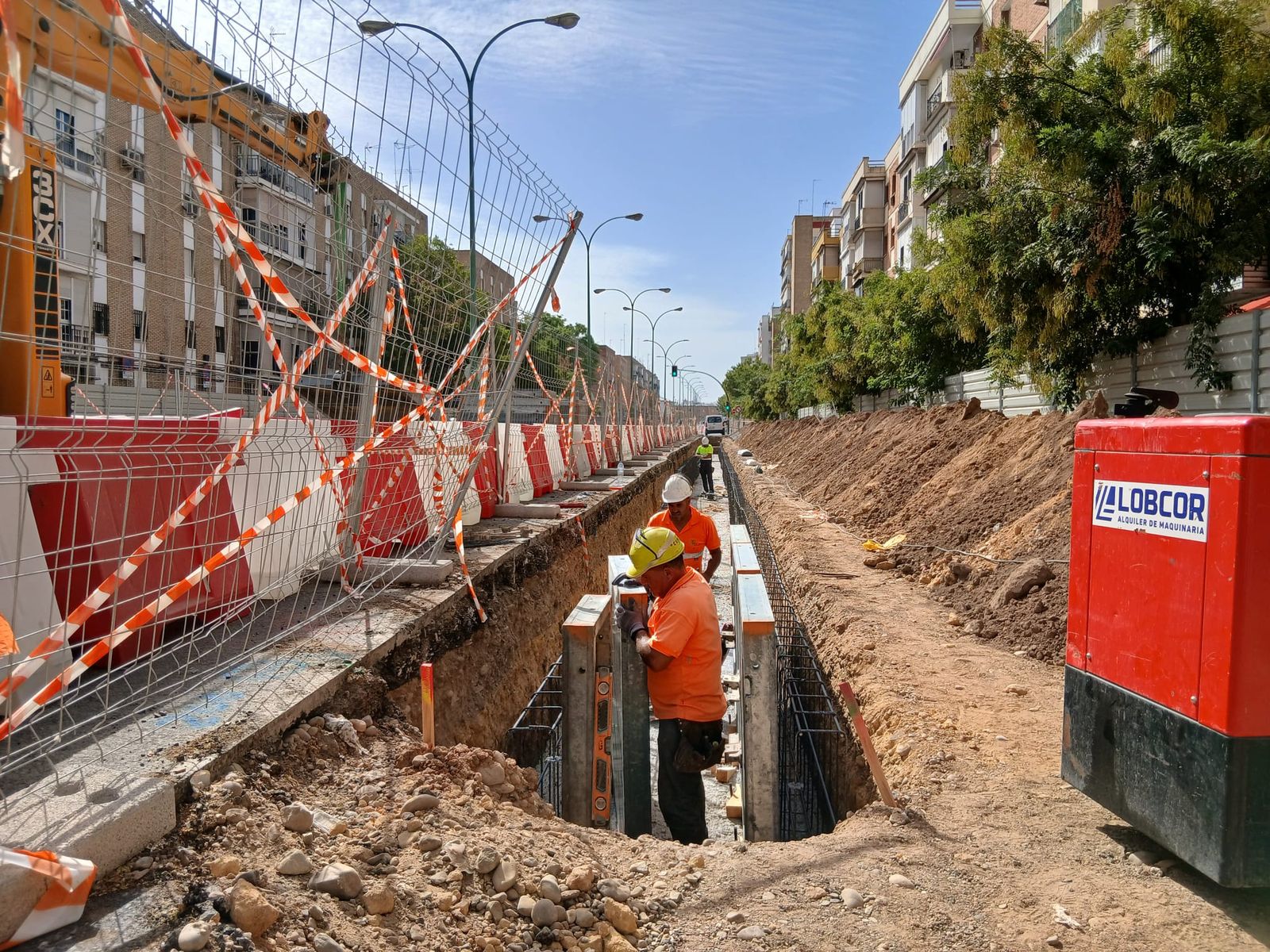 Operarios trabajando en el tramo Norte de la Línea 3 del Metro.