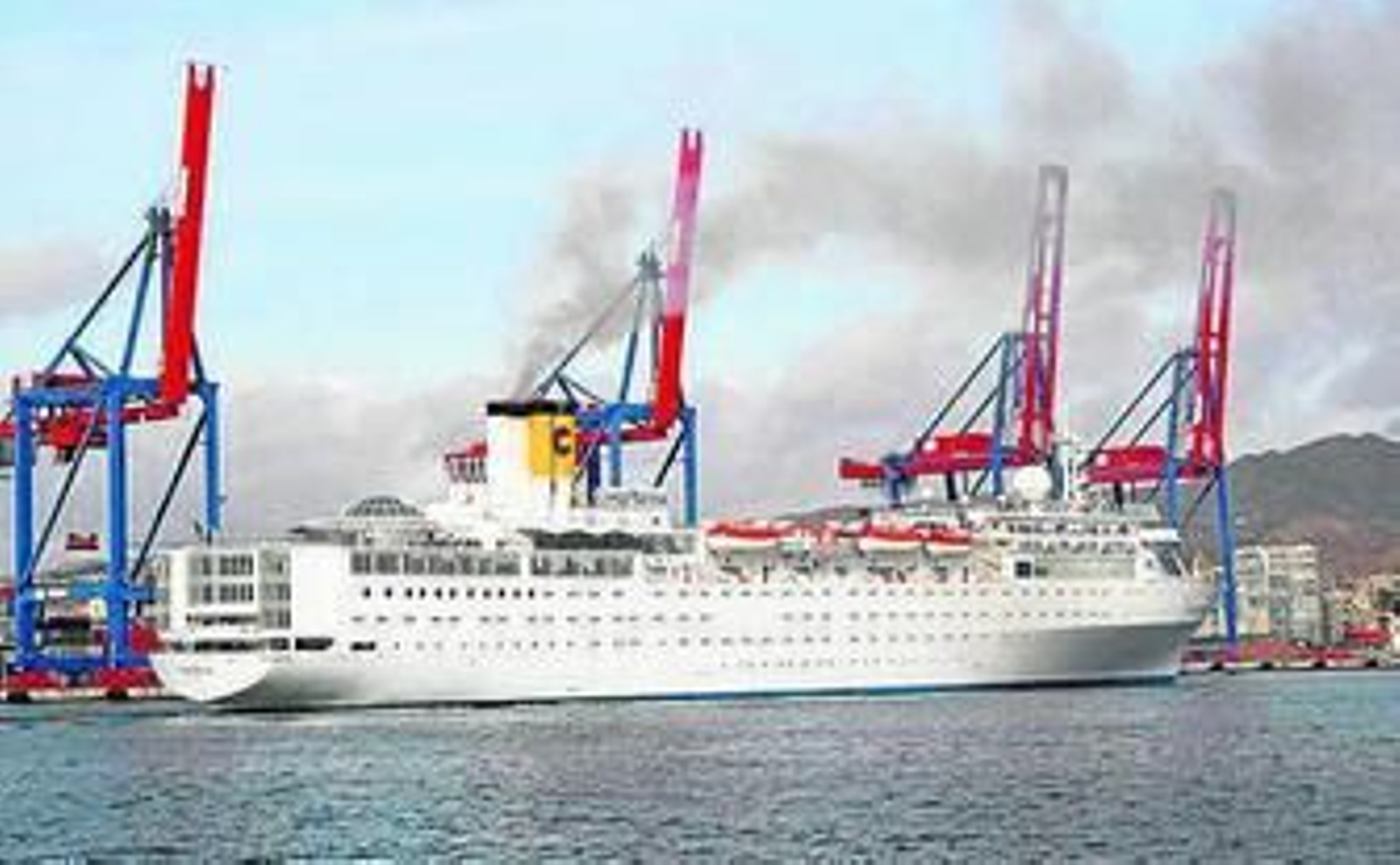 El 'Costa Marina' entra en el Puerto de Málaga.