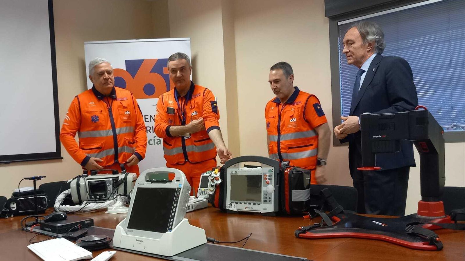 El delegado de Salud de Granada, Indalecio Sanchez-Montesinos, revisa el material con el que los profesionales del 061 trabajan