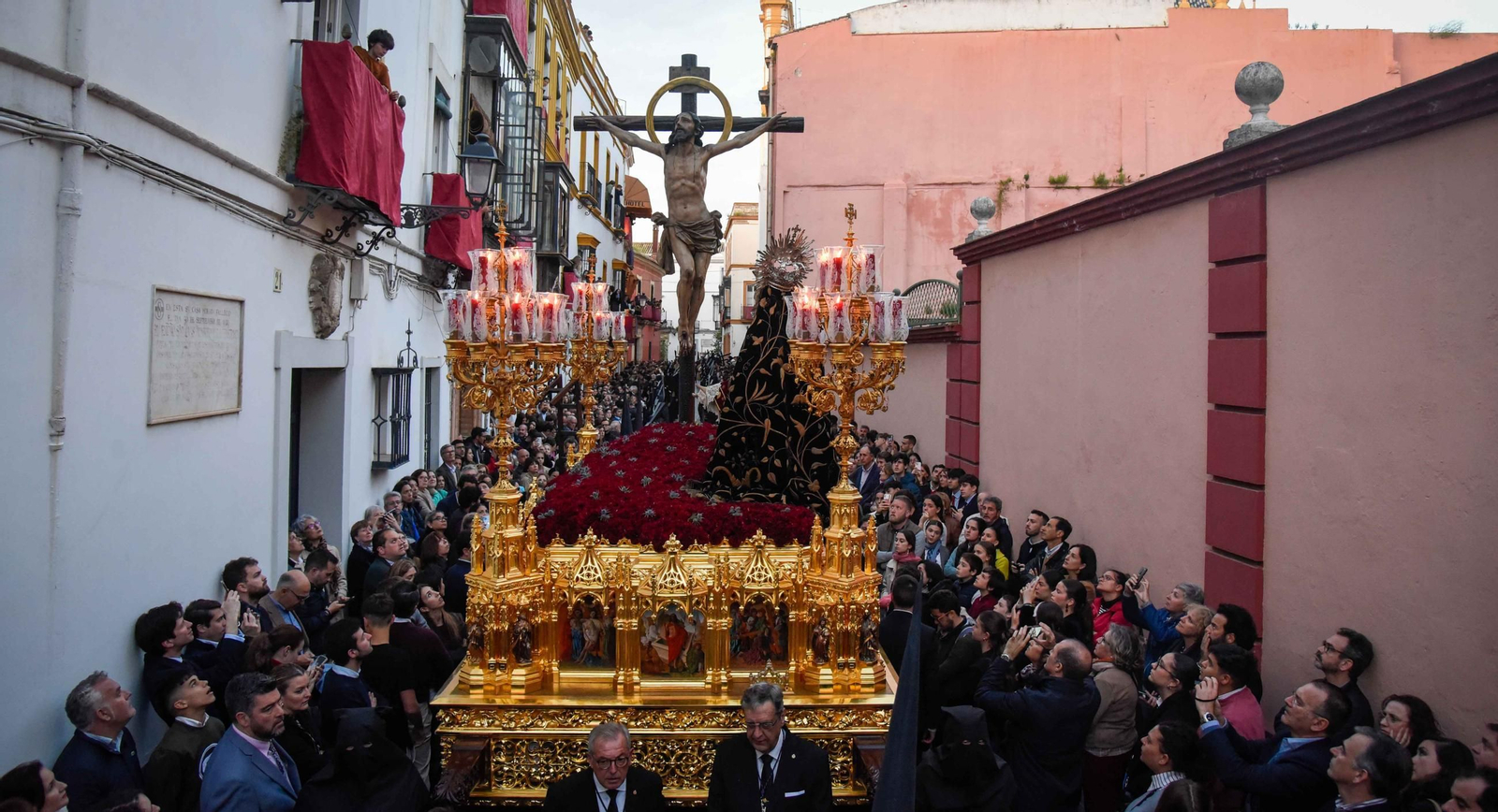 La Hermandad de Santa Cruz en la Semana Santa de Sevilla 2025