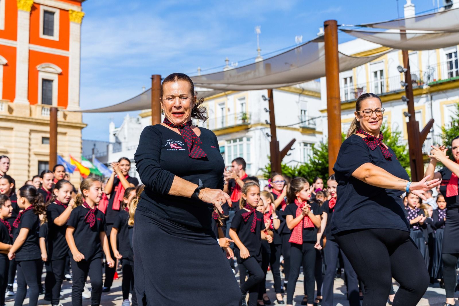 El flamenco toma la plaza del Rey: 'flashmob' de las academias de baile en San Fernando
