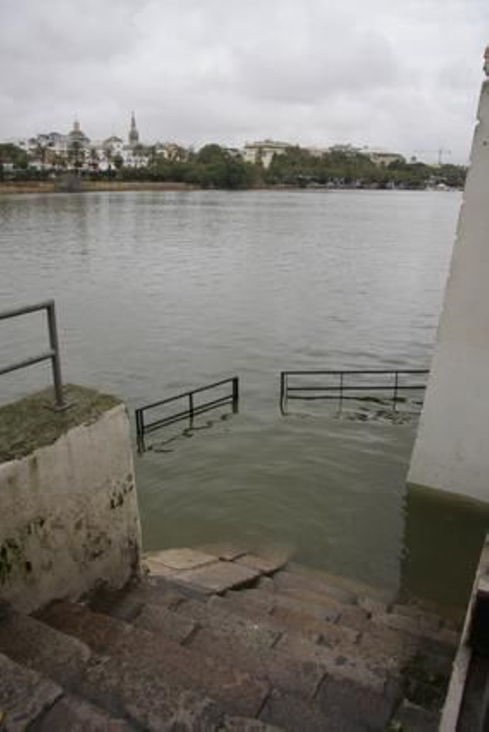 El agua del Guadalquivir cubre las zonas más bajas del embarcadero de la calle Betis en Triana.

Foto: B.Vargas