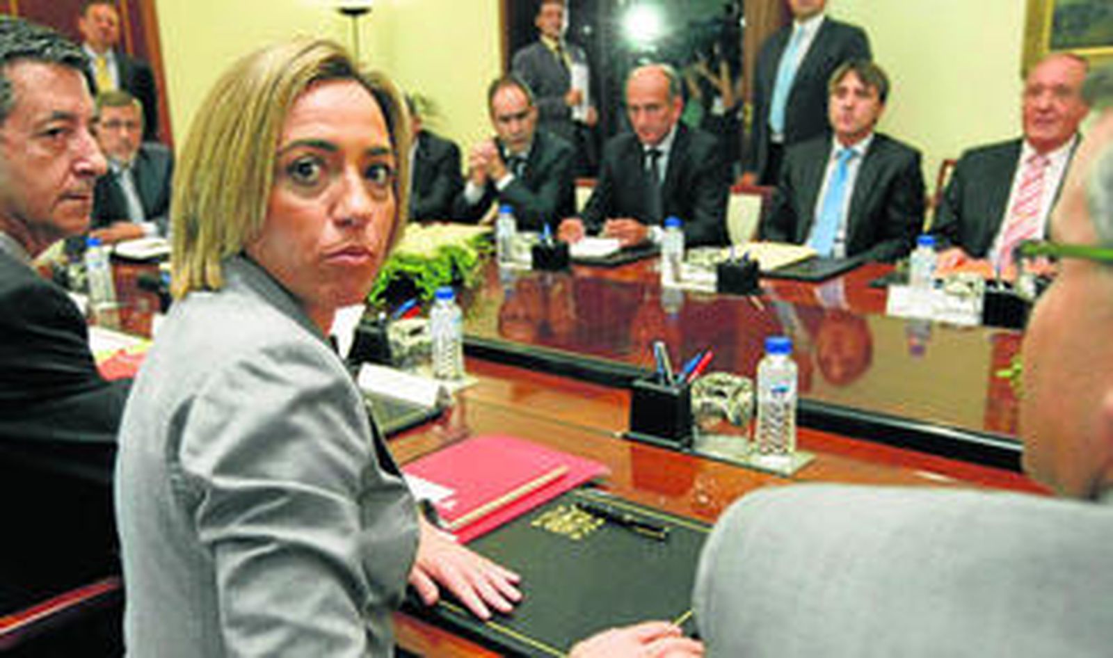 Carme Chacón, durante la reunión que mantuvo ayer con armadores de atuneros que faenan en el Índico.
