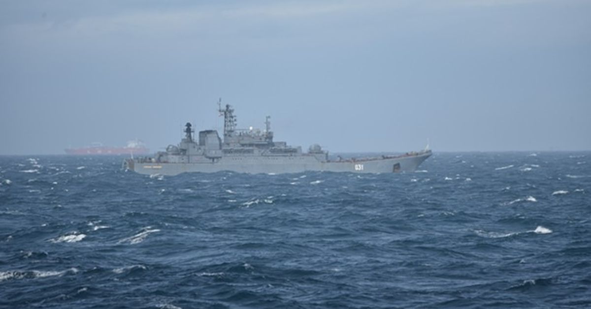 La Armada descubre e intercepta un buque de guerra ruso en aguas de Cádiz