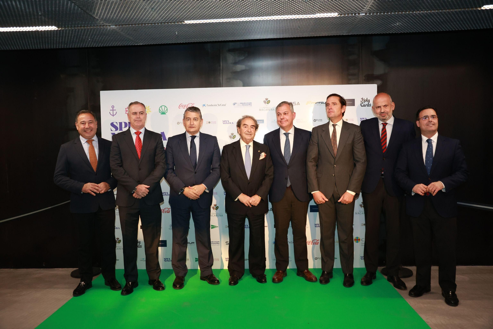 El hermano mayor de la Macarena con las autoridades que asistieron a la gala.