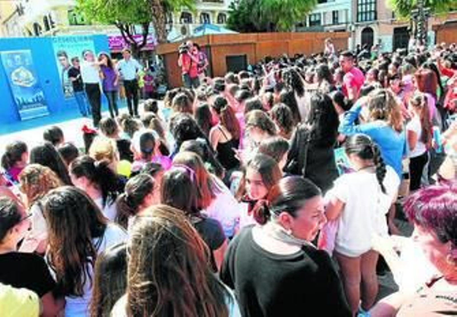 Las adolescentes y sus familiares, ayer por la tarde en la Plaza Alta. Las adolescentes y sus familiares, ayer por la tarde en la Plaza Alta.