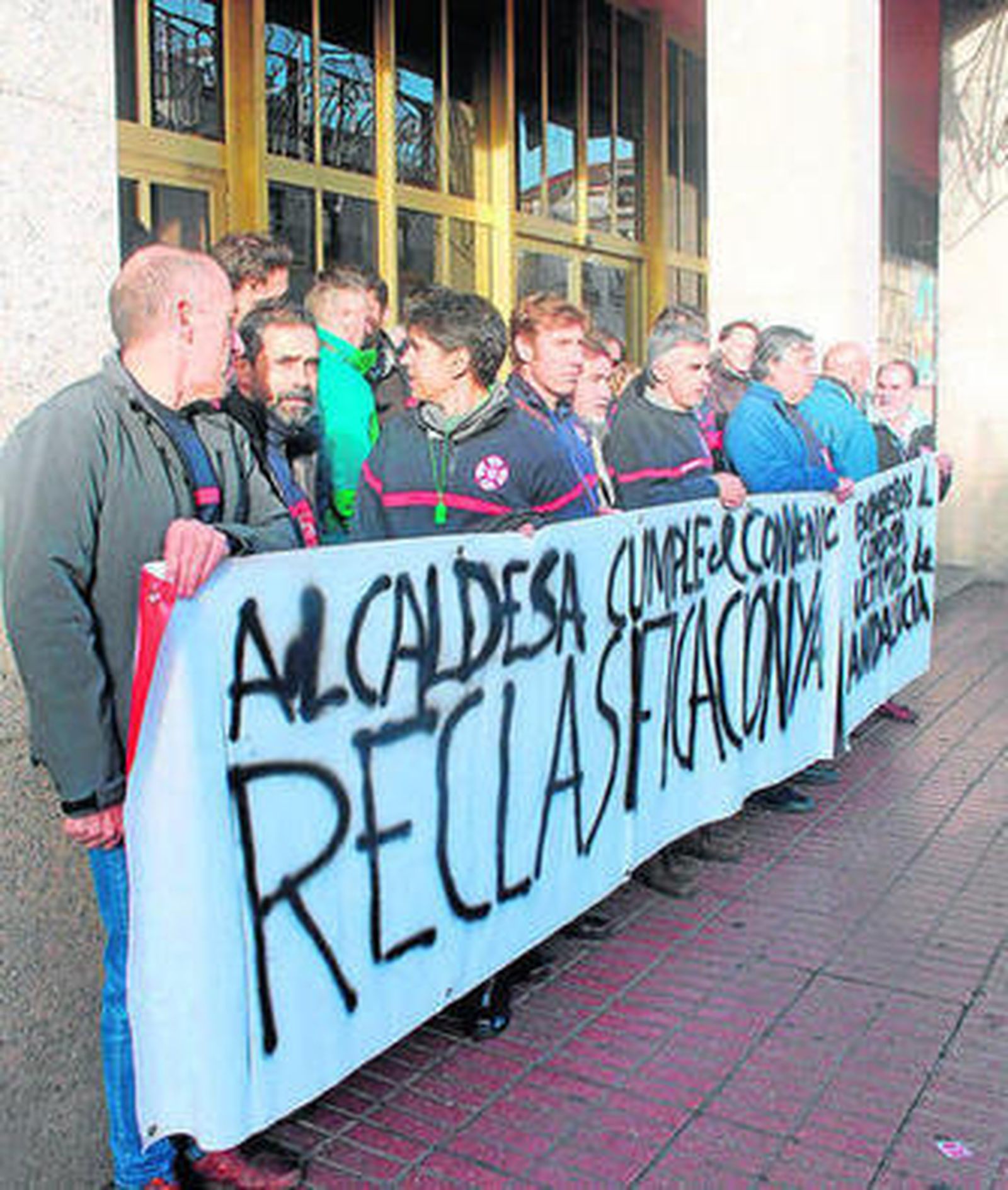 Protesta de los bomberos en el Ayuntamiento.