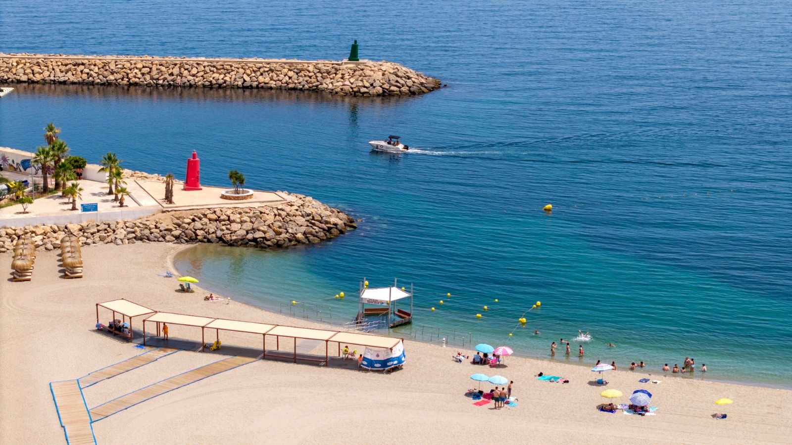 Imagen de archivo de una playa de Roquetas.