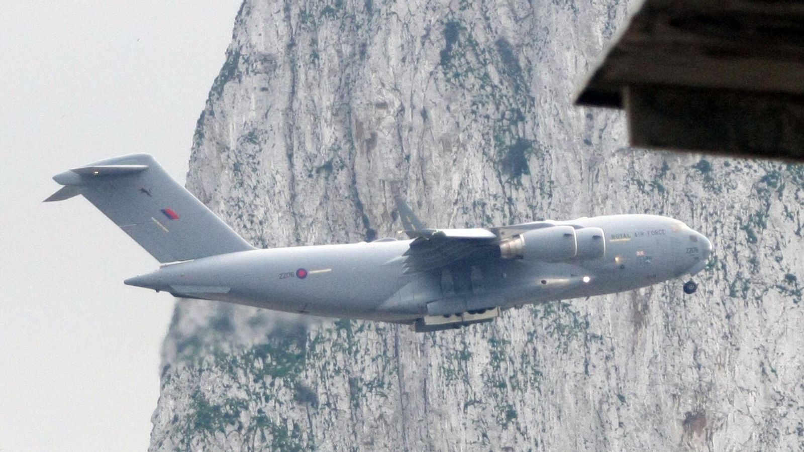 Un avión de transporte militar de la RAF despega del aeropuerto de Gibraltar.