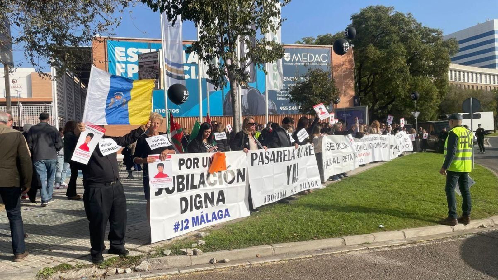 Participantes en la manifestación en Fibes que pide la pasarela al RETA.