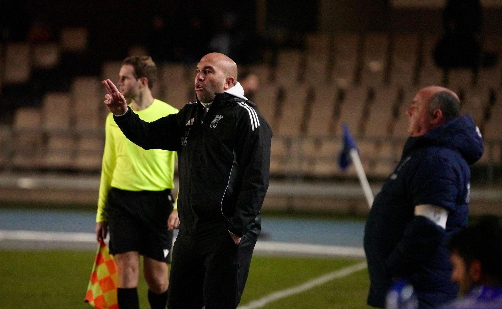 Diego Galiano da instrucciones a sus jugadores en el choque contra el Águilas.