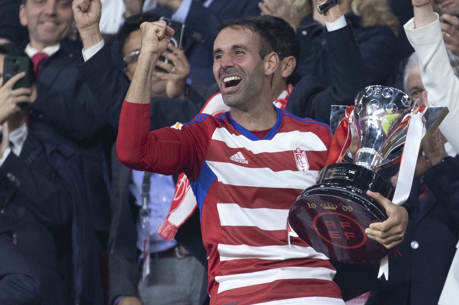 Víctor Díaz, con la copa de campeones en la mano