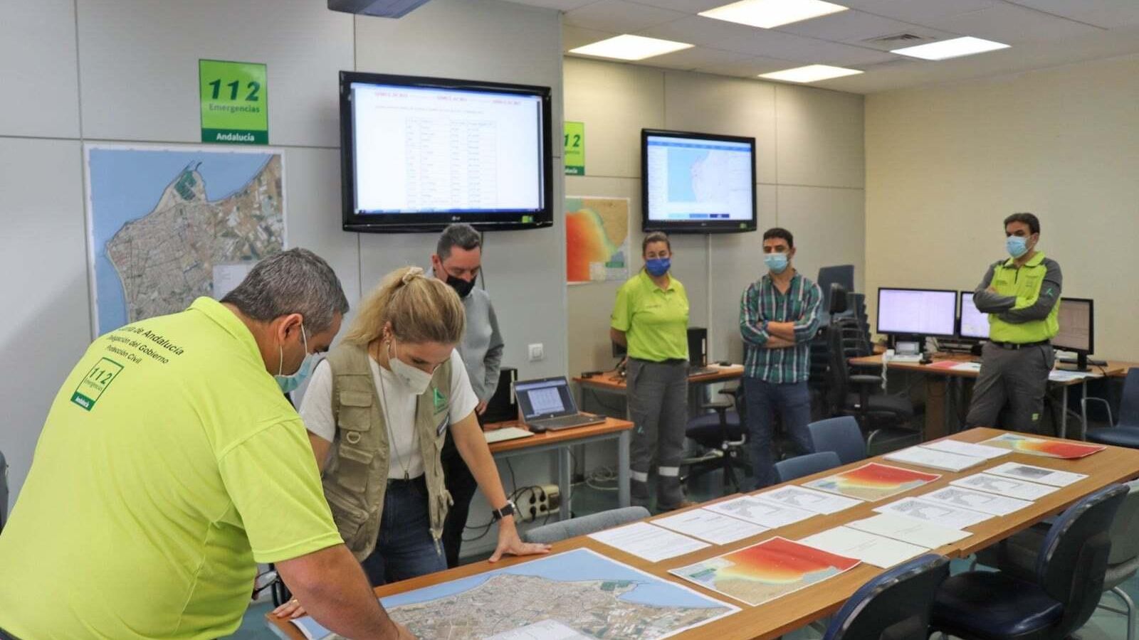 La delegada del Gobierno andaluz con los operativos del simulacro en Chipiona.