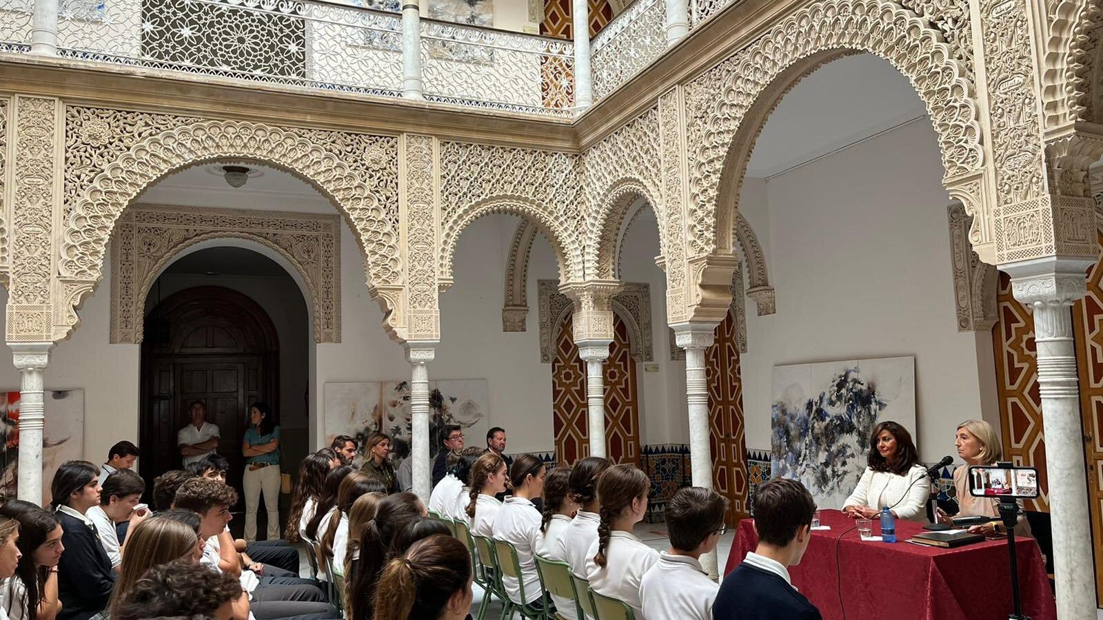 Una imagen del acto de apertura de curso celebrado en el patio árabe.