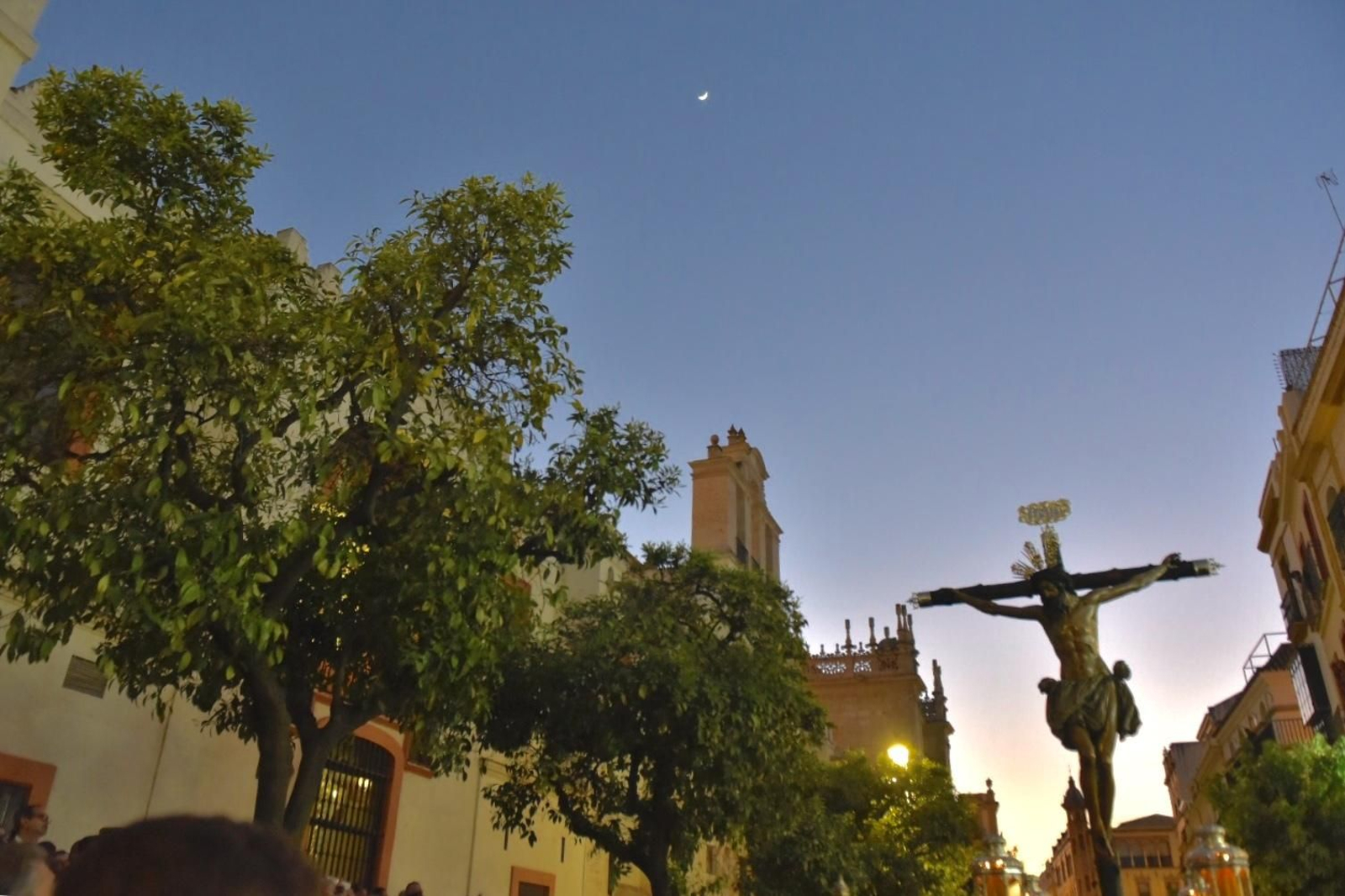 Las imágenes del Vía Crucis de las Cofradías de Sevilla con el Cristo de la Conversión de Montserrat