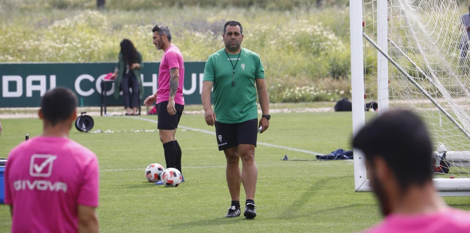 Germán Crespo dirige una de las sesiones de entrenamiento del Córdoba.