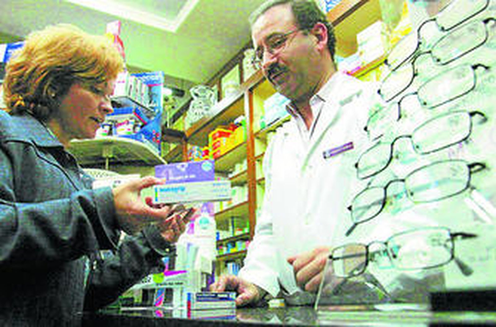 Un farmacéutico resuelve dudas ante una usuaria.