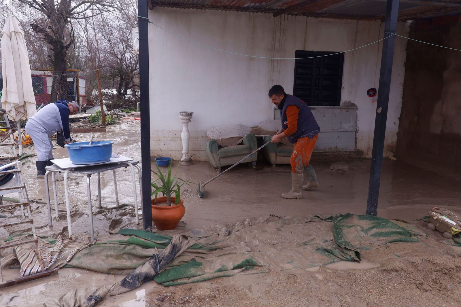 Limpieza en las parcelas de Córdoba tras el tren de tormentas