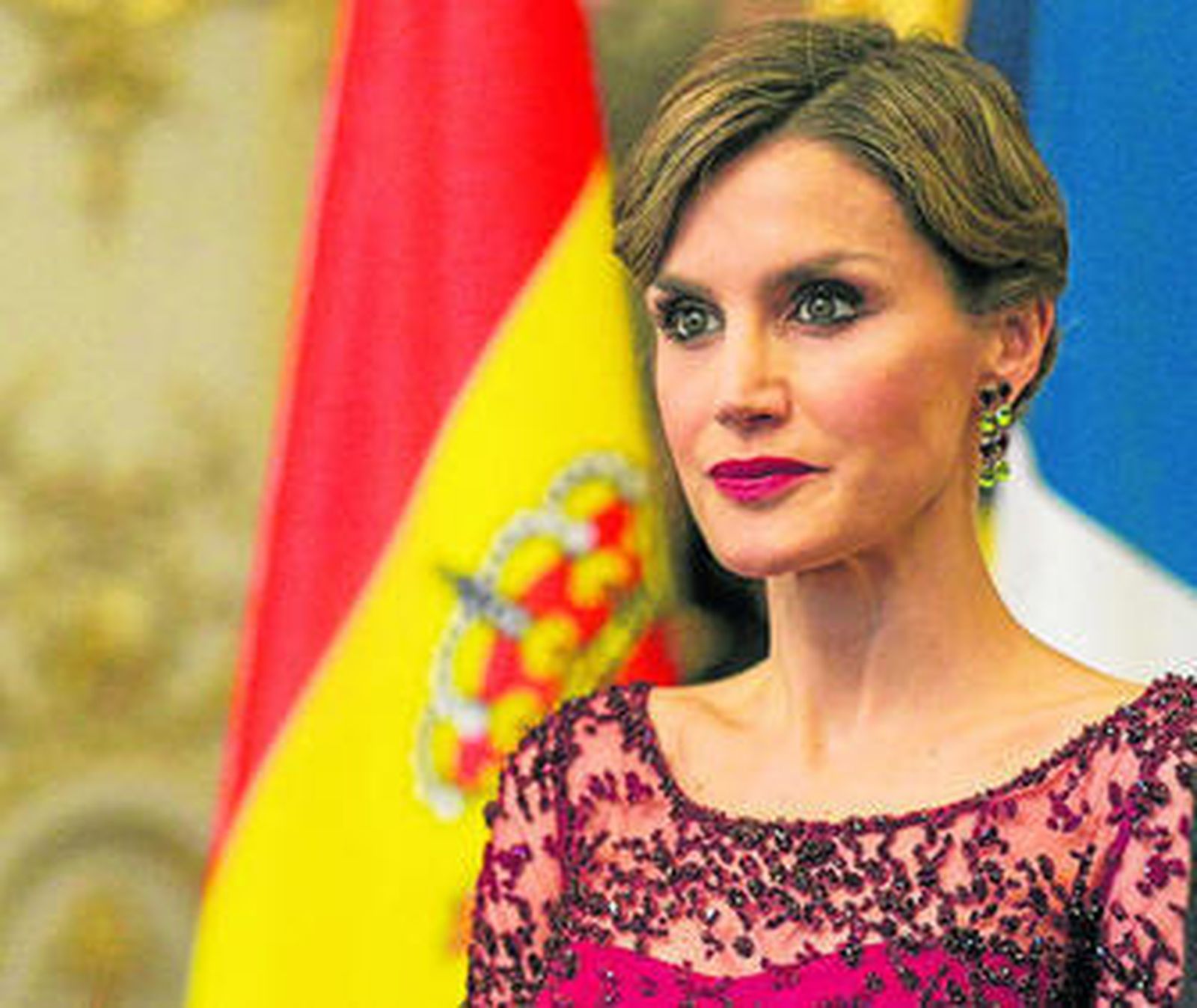 El 'gloss' de la soberana consorte, que recogió su corte 'bob' en un moño, pone la guinda al 'outfit'.